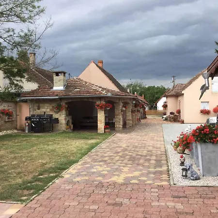 Holiday Home Balatonbereny Сasa de vacaciones *