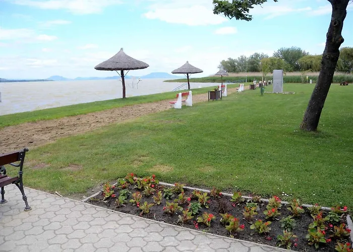 Holiday Home Balatonbereny בית נופש *