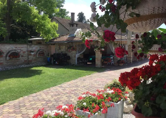 Holiday Home Balatonbereny בית נופש *