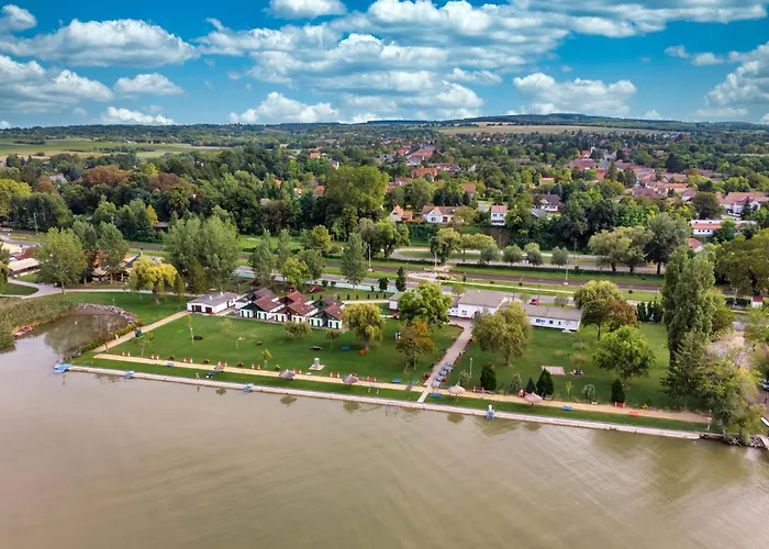 Holiday Home Balatonbereny בית נופש *